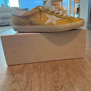 Golden Goose Super Star Classic, Yellow and white. Leather upper, suede star